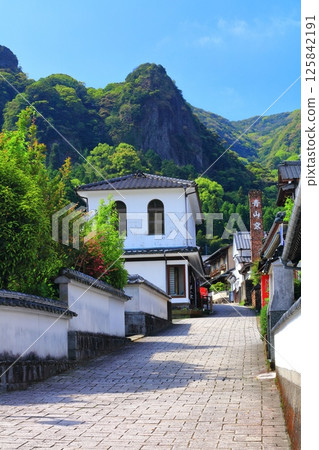 [Saga Prefecture] Imari Nabeshima ware on a clear day at the Okawachiyama street (Hangamazaka) 125842191