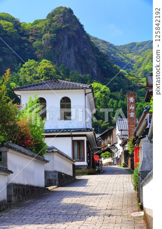 [Saga Prefecture] Imari Nabeshima ware on a clear day at the Okawachiyama street (Hangamazaka) 125842192