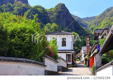 [Saga Prefecture] Imari Nabeshima ware on a clear day at the Okawachiyama street (Hangamazaka) 125842194