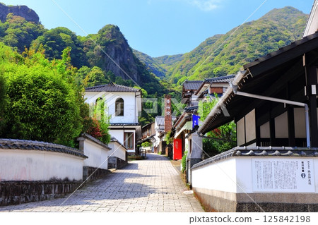 [Saga Prefecture] Imari Nabeshima ware on a clear day at the Okawachiyama street (Hangamazaka) 125842198