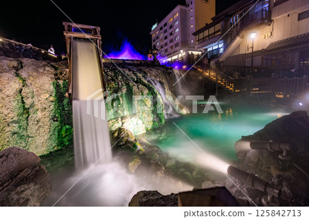 群馬縣草津町吾妻郡草津溫泉湯畑、湯瀧瀑布夜景 125842713
