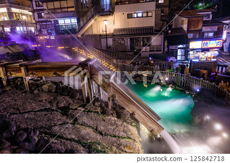 群馬縣草津町吾妻郡草津溫泉湯畑、湯瀧瀑布夜景 125842718