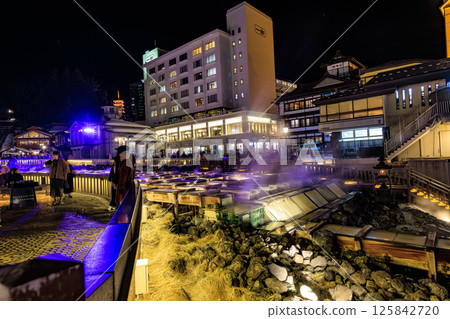 群馬縣吾妻郡草津町湯畑溫泉的夜景 群馬縣吾妻郡草津町湯畑溫泉的夜景 125842720