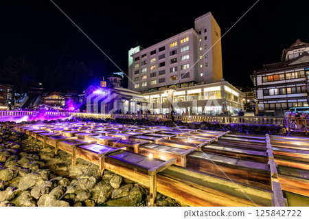 Night view of the Yubatake hot springs in Kusatsu Town, Agatsuma District, Gunma Prefecture 125842722