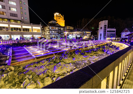 群馬縣吾妻郡草津町湯畑溫泉的夜景 群馬縣吾妻郡草津町湯畑溫泉的夜景 125842725