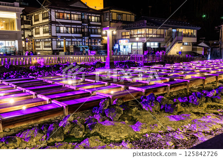 群馬縣吾妻郡草津町湯畑溫泉的夜景 群馬縣吾妻郡草津町湯畑溫泉的夜景 125842726