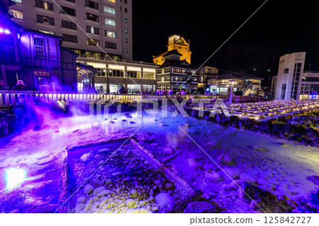 群馬縣吾妻郡草津町湯畑溫泉的夜景 群馬縣吾妻郡草津町湯畑溫泉的夜景 125842727