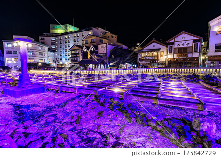 群馬縣吾妻郡草津町湯畑溫泉的夜景 群馬縣吾妻郡草津町湯畑溫泉的夜景 125842729