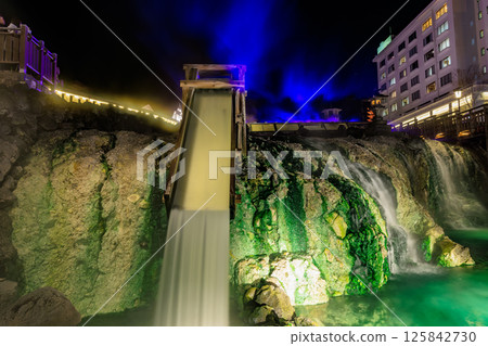 群馬縣草津町吾妻郡草津溫泉湯畑、湯瀧瀑布夜景 群馬縣草津町吾妻郡草津溫泉湯畑、湯瀧瀑布夜景 125842730