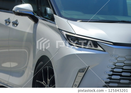 白色豪華小貨車圖像 125843201