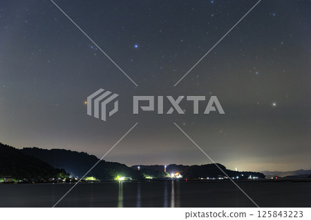 瀨戶內上升獵戶座的秋季星空 125843223