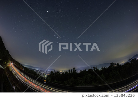 秋日星空:冉冉升起的獵戶座和高速公路的光跡 秋日星空:冉冉升起的獵戶座和高速公路的光跡 125843226