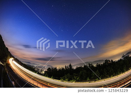 獵戶座在清晨的天空中升起，高速公路上留下一道光跡 125843229