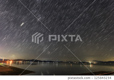 Autumn starry sky in Setouchi: Star trails in the eastern sky 125843234