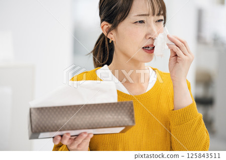 患有花粉熱的女性 125843511