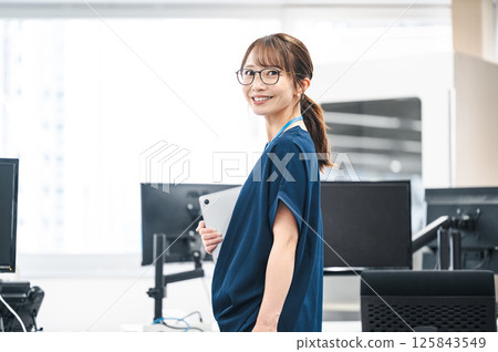 在辦公室工作的中年女工程師 在辦公室工作的中年女工程師 125843549