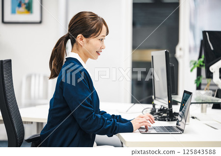 Middle-aged medical workers who work at desks Middle-aged medical workers who work at desks 125843588