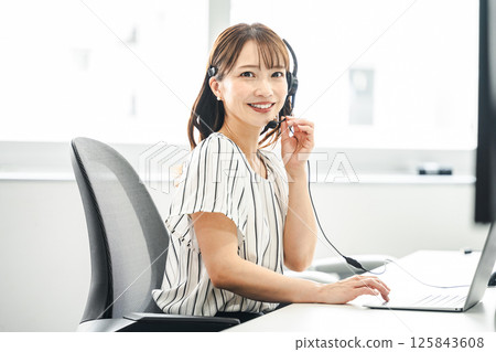 一位在呼叫中心工作的中年婦女的肖像 125843608