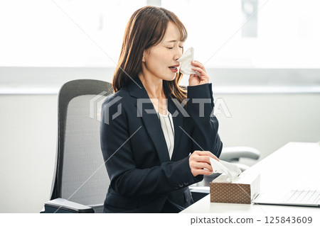 患有咳嗽和流鼻水的婦女 125843609