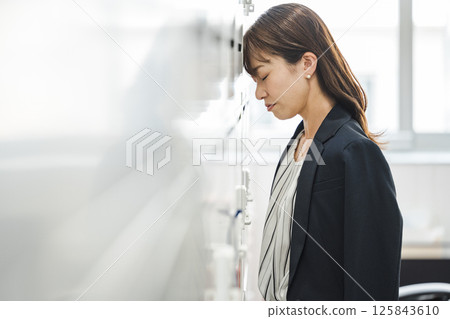 職業婦女在辦公室擔心 125843610