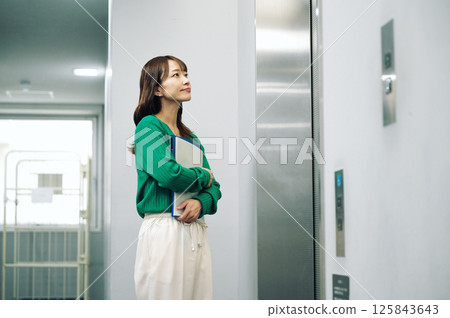 一位女士正在等電梯 125843643