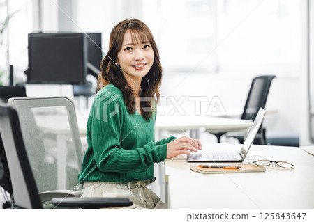 A career woman in her 40s working in an office A career woman in her 40s working in an office 125843647