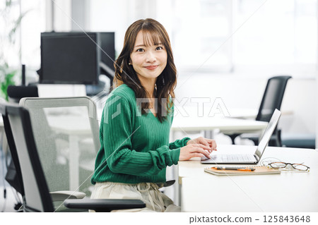 在辦公室工作的中年職業女性 在辦公室工作的中年職業女性 125843648