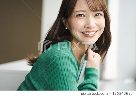 青春洋溢的中年職業女性 青春洋溢的中年職業女性 125843653