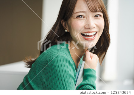 青春洋溢的中年職業女性 青春洋溢的中年職業女性 125843654