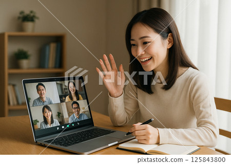 參加線上會議的女性－視訊通話中愉快交流 125843800