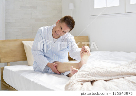 中年男子抽筋 125843975