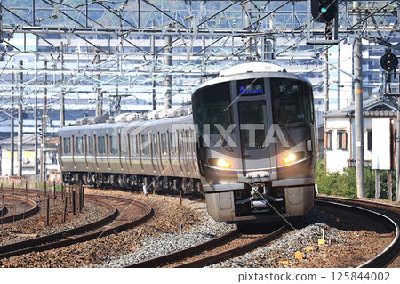 [JR West] 225 series 100 series (JR Kyoto Line: Shimamoto to Yamazaki) 125844002
