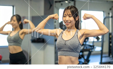 化妝師在鏡子前擺姿勢 125844170