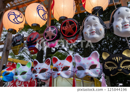 節慶期間出售的面具 125844196