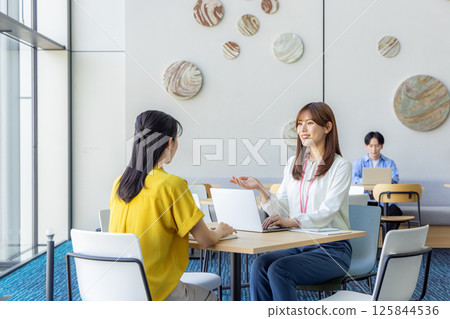 在接空間工作的女人 在接空間工作的女人 125844536