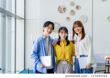 男女聊天的商務形象 男女聊天的商務形象 125844564