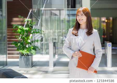Businesswoman holding a file 125844586