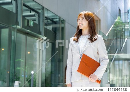 Businesswoman holding a file 125844588