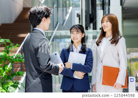 商人們在大樓大廳交談 商人們在大樓大廳交談 125844598