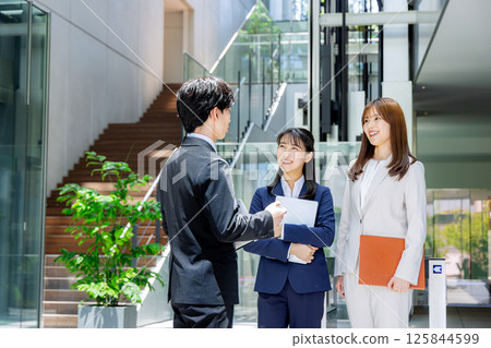 商人們在大樓大廳交談 125844599