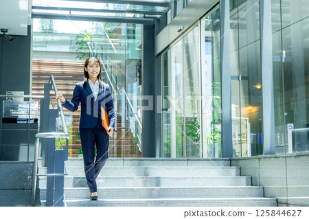 走過時尚辦公室的女人 125844627