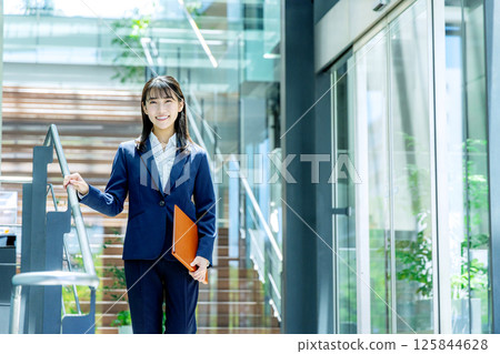 走過時尚辦公室的女人 125844628