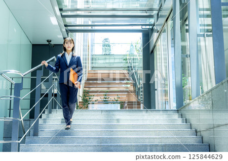 走過時尚辦公室的女人 125844629