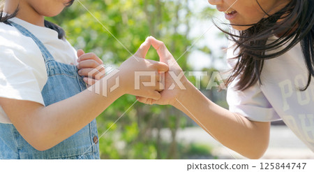 女孩用手指搏鬥 125844747