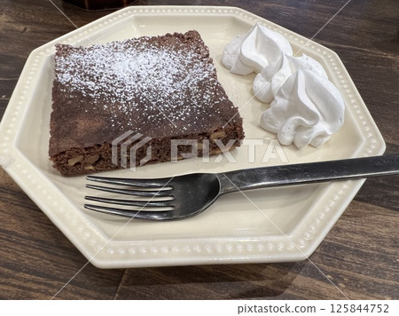 盤子裡盛著美味的巧克力布朗尼 125844752