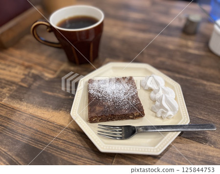 盤子裡盛著美味的巧克力布朗尼 125844753