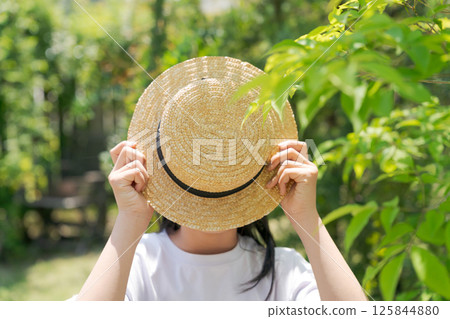 用草帽遮住臉的女孩 用草帽遮住臉的女孩 125844880