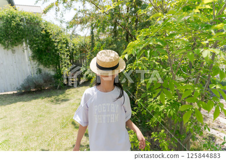 用草帽遮住臉的女孩 125844883