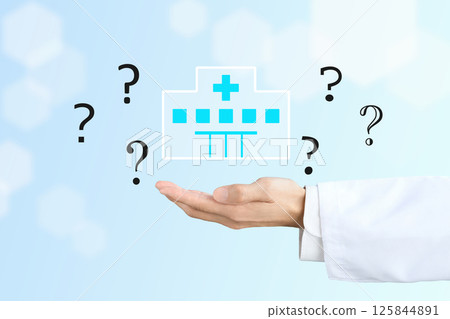醫生的手舉著醫院的圖標和問號 125844891
