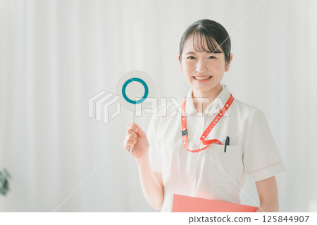 一位年輕的護士指出正確或錯誤卡片上的標記 125844907